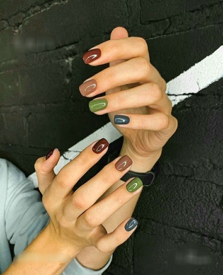 Versatile short brown nails ideas incorporating multi-tone earth shades like burgundy and green for a bold, contemporary look.