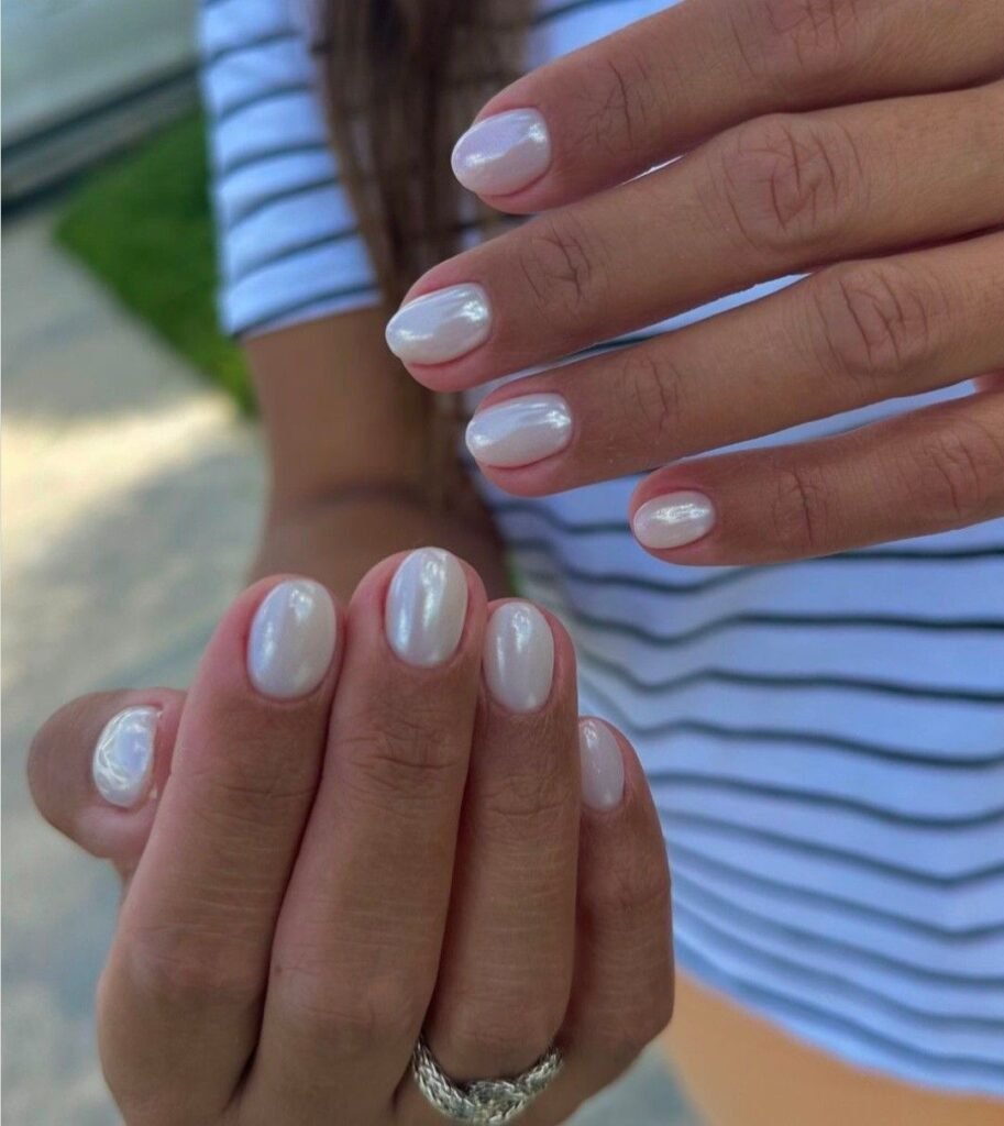 Shimmery pearly finish in white short nails ideas perfect for everyday elegance.