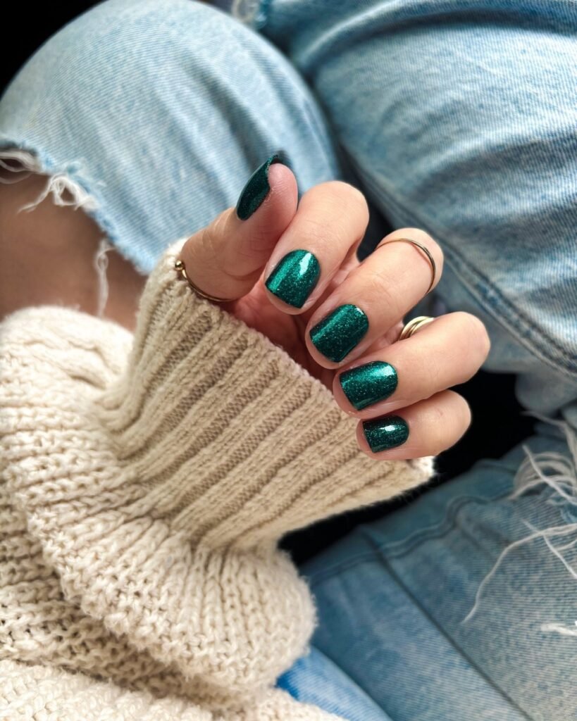 Shimmering emerald green glitter as short square nails ideas for a festive touch.