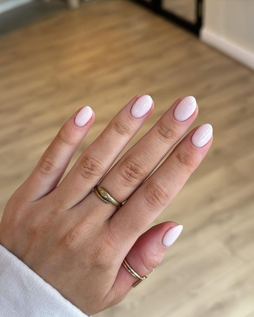 Delicate short round nails ideas with soft pink shades, ideal for a subtle and feminine touch.