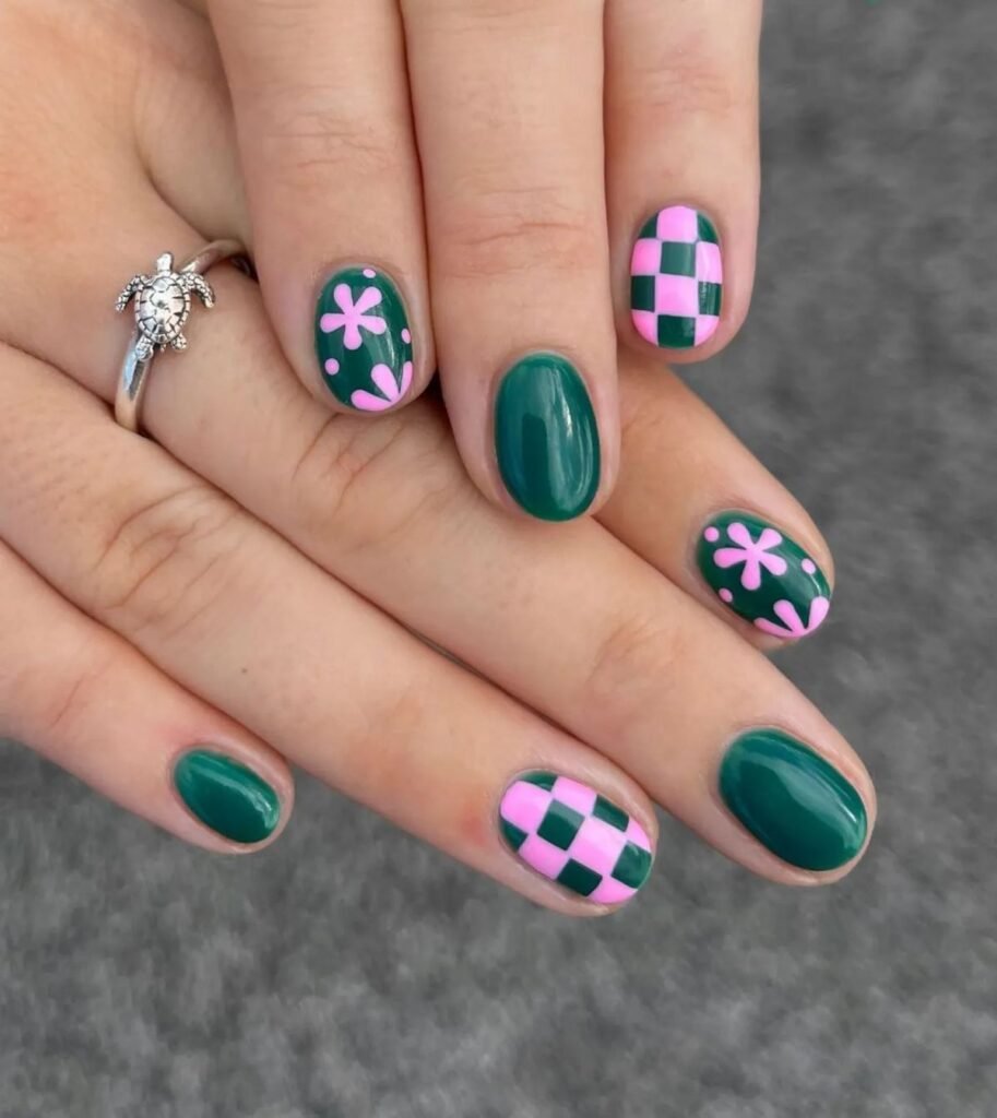 Short green nails ideas with pink floral daisies and checkered patterns for a retro touch.