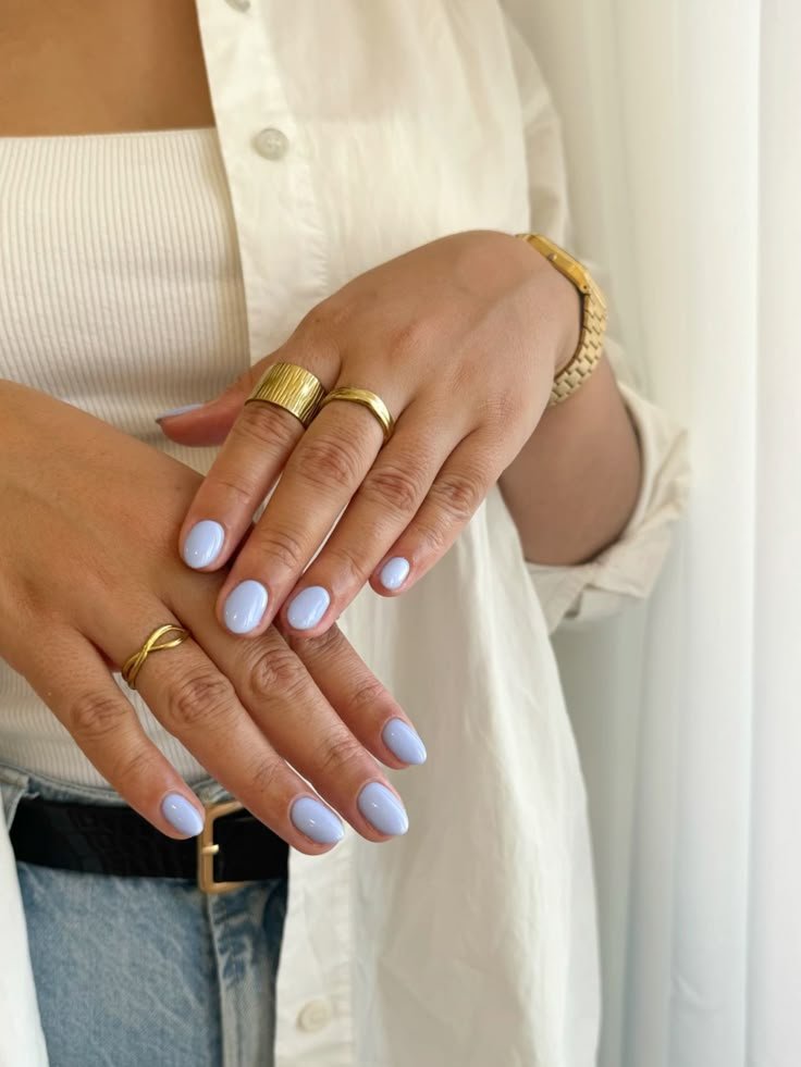 Stylish short round nails ideas in rich forest green, paired with gold jewelry for an earthy elegance.