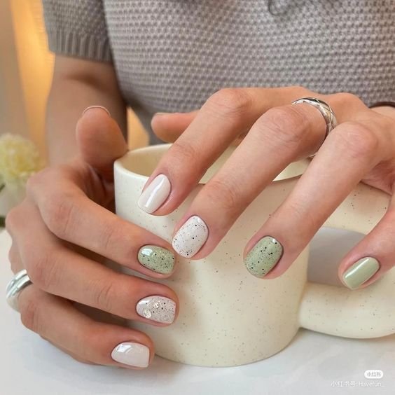 Playful speckled patterns blending greens into white short nails ideas for a fresh twist.