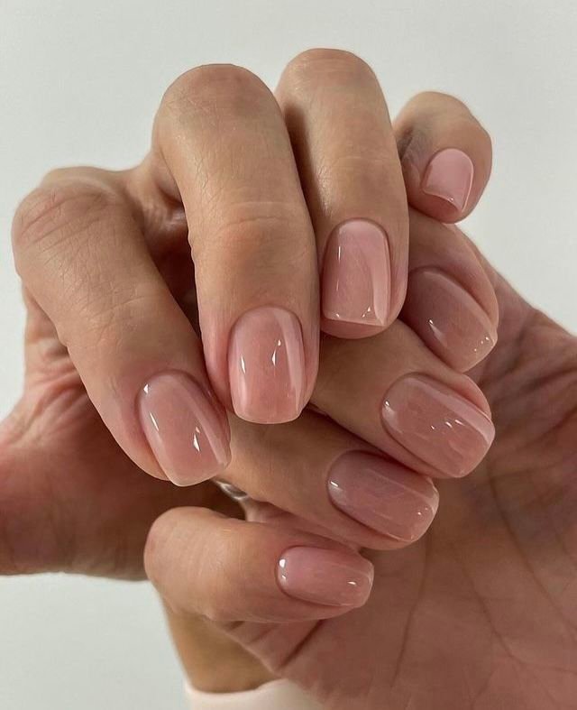 Chic nude short nails ideas in a gradient ombre style blending pink and beige for a natural look.